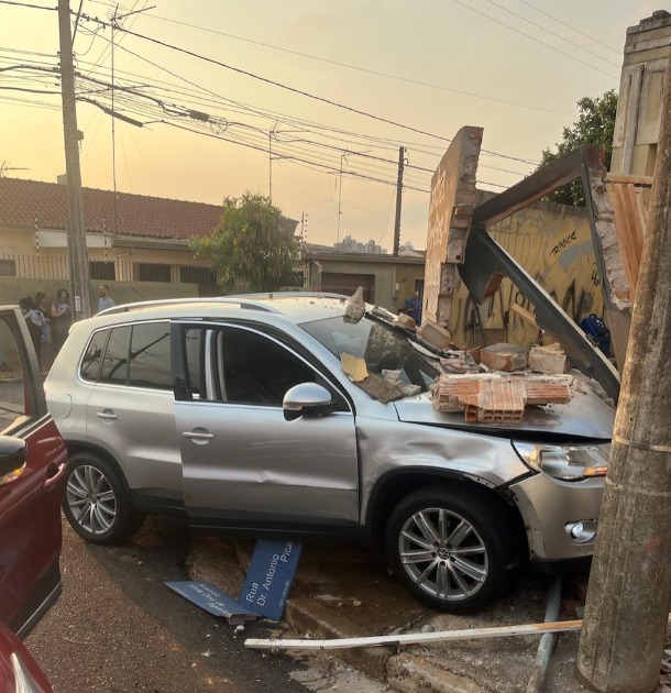 Motorista bate carro contra muro de casa após ser fechado por outro veículo na Vila Xavier