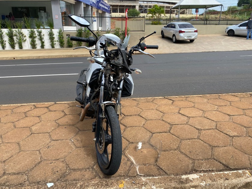 Motociclista fica ferido após bater na traseira de carro na Via Expressa