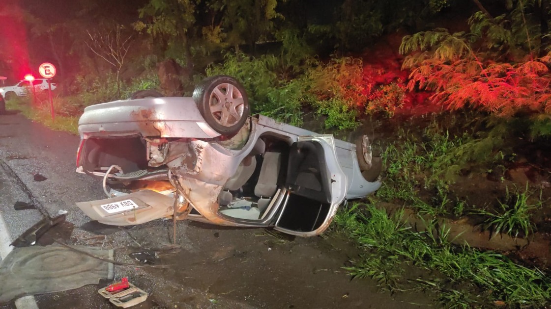 Capotamento de veículo deixa 4 jovens feridos na Avenida Manoel de Abreu