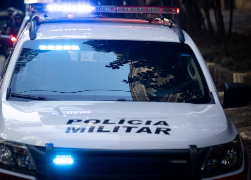 Polícia Militar de Trabiju intercepta carro em alta velocidade e apreende drogas no banco de trás; um foi preso
