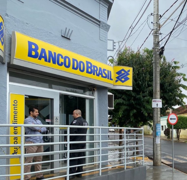 Quadrilha rende seguranças e funcionários e roubam mais de R$ 120 mil de banco em Nova Europa