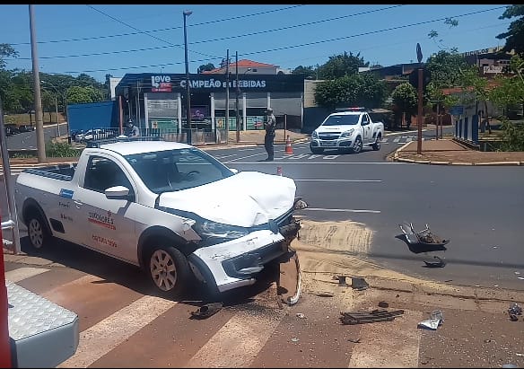 Batida entre carros deixa vítima presa nas ferragens na  Via Expressa