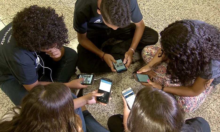 Alesp aprova projeto que proíbe uso de celular nas escolas do estado