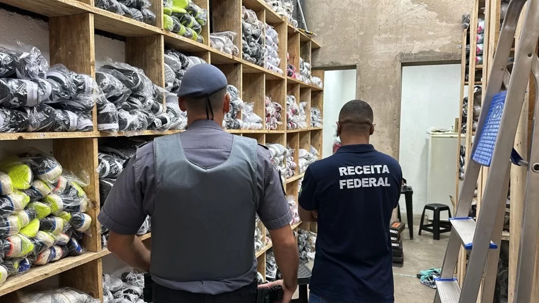 Receita Federal apreende R$ 500 mil de calçados piratas em operação no Centro de Araraquara e São Carlos