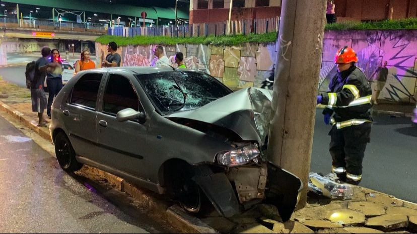 Colisão entre carro e poste deixa 4 feridos na Via Expressa