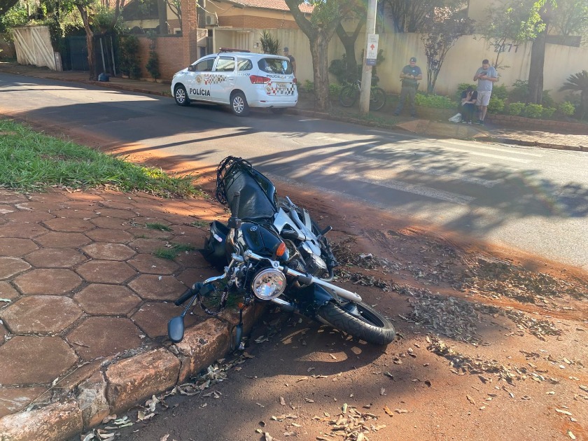 Casal fica ferido após colisão entre carro e moto em rotatória de Araraquara