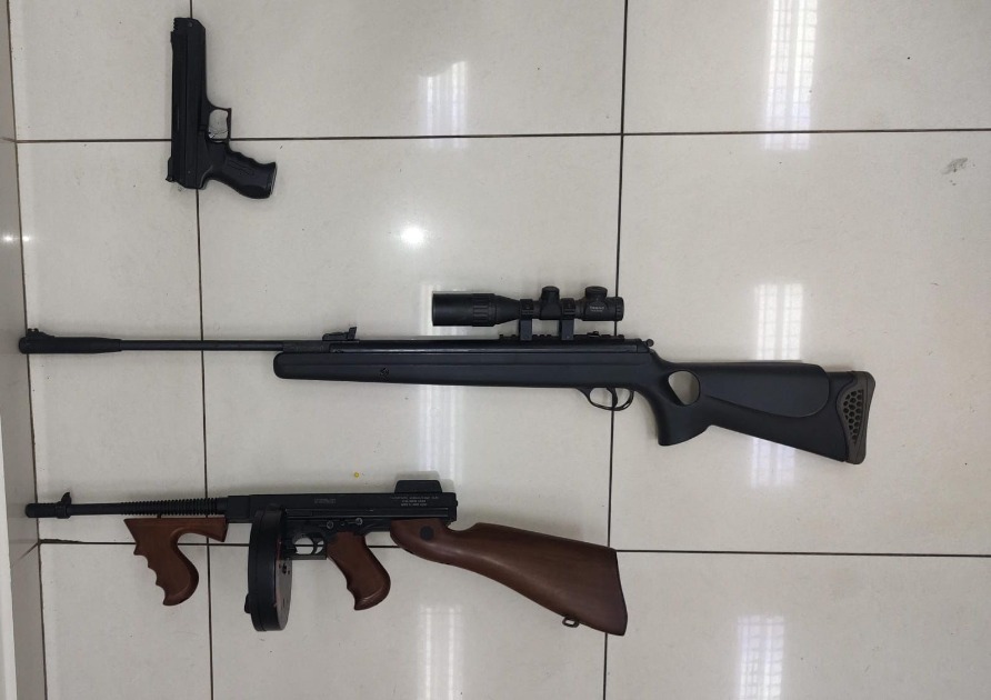 Homem é detido pela PM com simulacros de arma de fogo na Vila Xavier