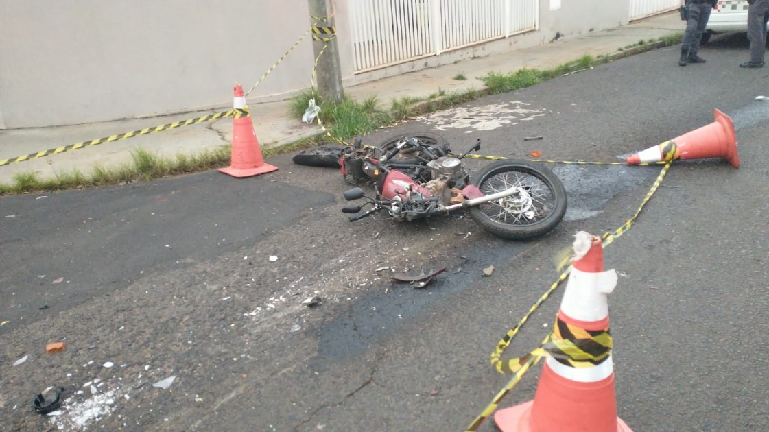 Motociclista sem habilitação fica ferido após colidir com ônibus no São José