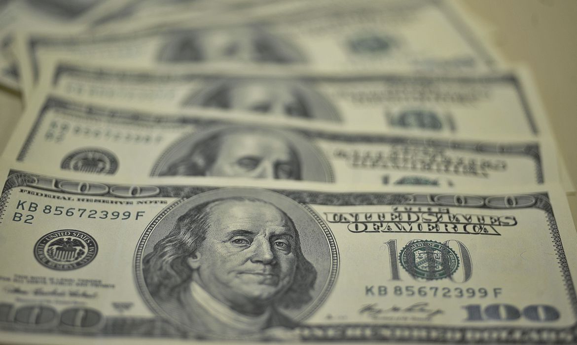 Dólar fecha em alta em dia de eleições nos EUA