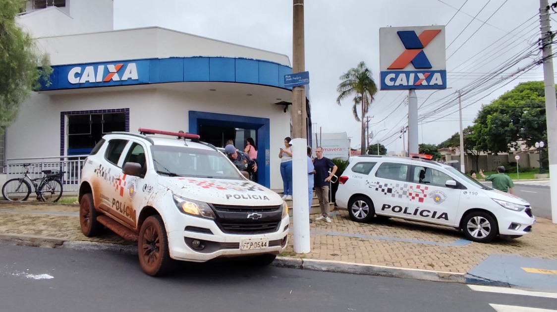 Criminosos armados invadem e roubam dinheiro em agência da Caixa Ecônomica na região de Araraquara