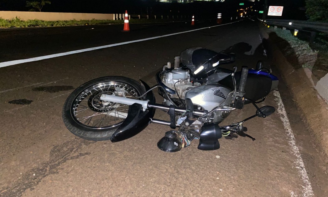 Motociclista fica gravemente ferido após colidir com cone de sinalização na SP-255 em Araraquara