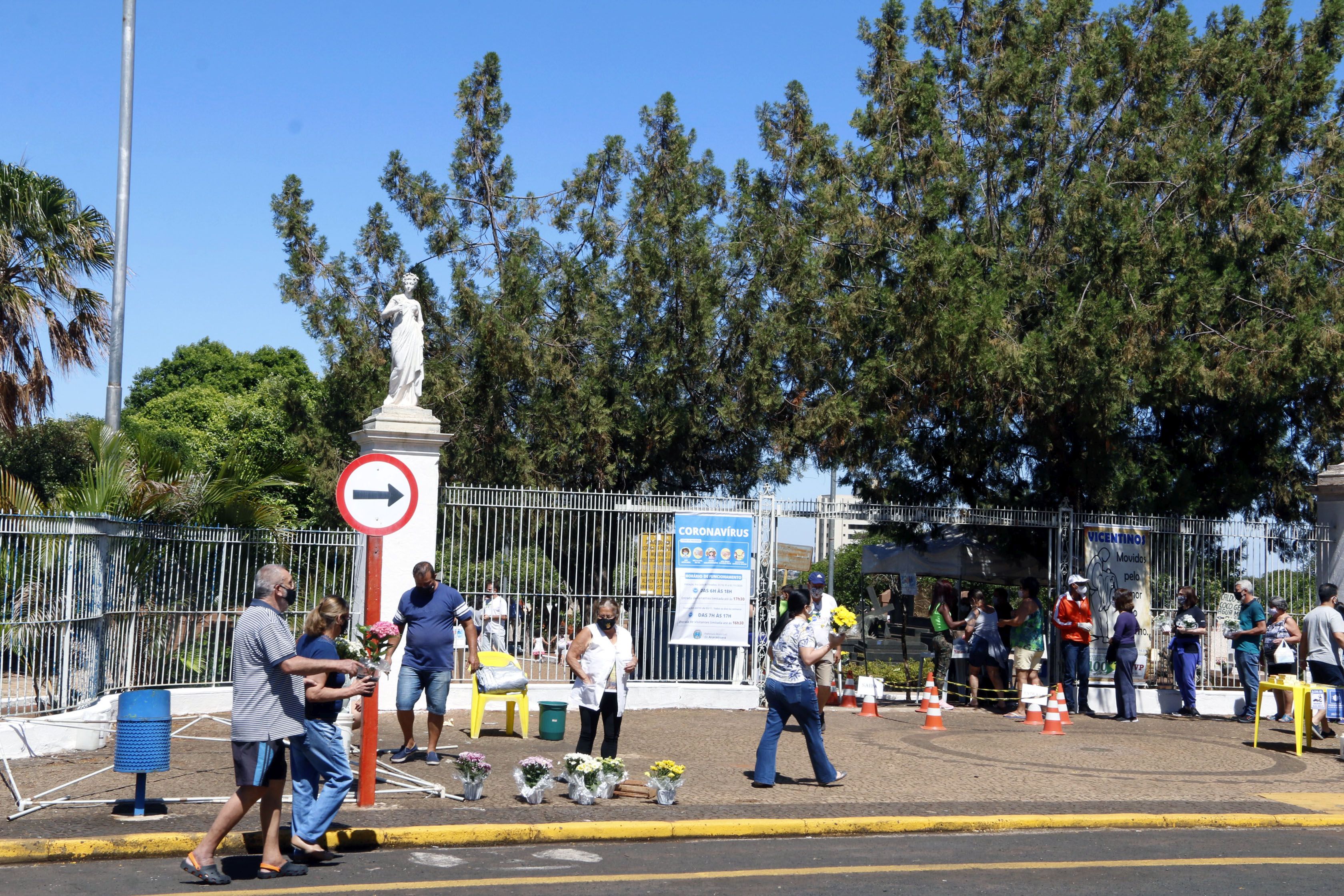 Cemitérios públicos de Araraquara receberam mais de 17 mil pessoas nas visitas