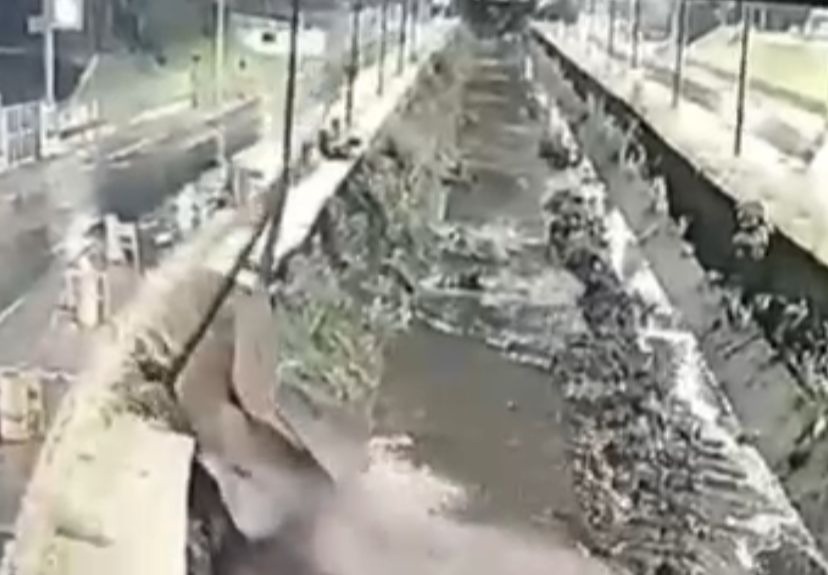Chuva aumenta erosão e provoca queda de poste, calçada e sinalização na Via Expressa