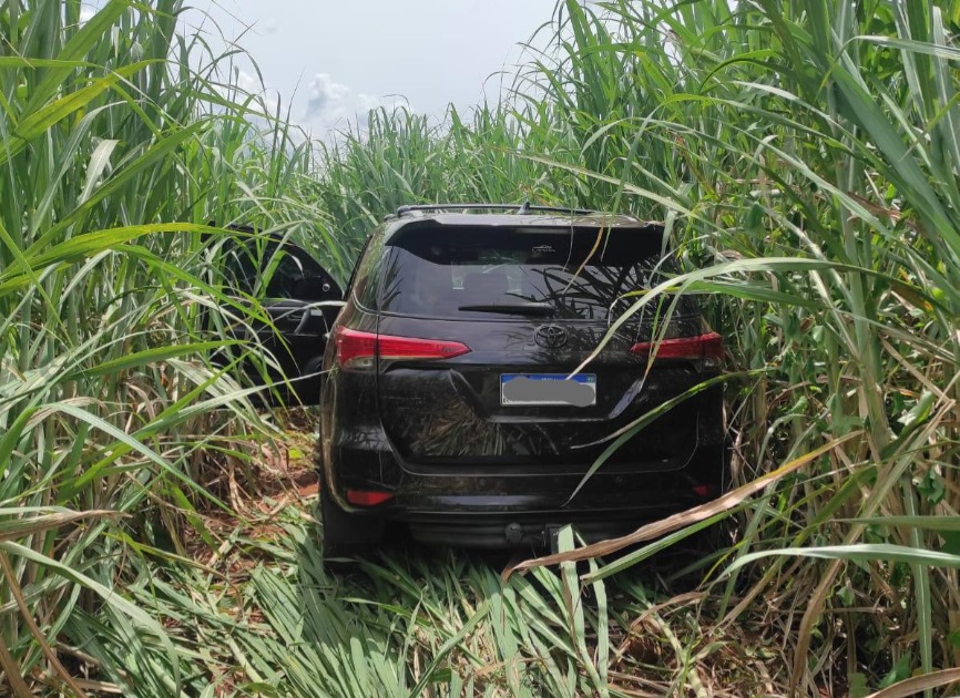 PM recupera caminhonete furtada com apoio do helicóptero Águia na área rural de Bueno de Andrada