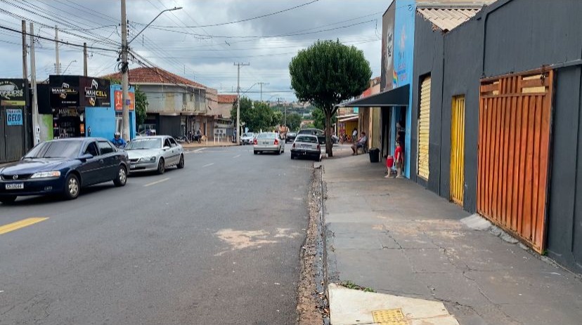 Jovem que foi baleado na frente de tabacaria está entubado na Santa Casa de Araraquara