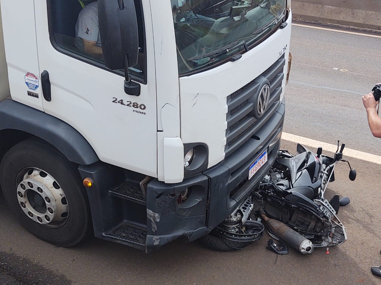 Motociclista morre em grave acidente com caminhão na SP-255