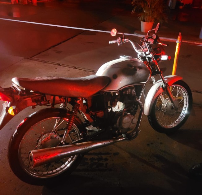 Adolescente é flagrado empurrando moto furtada e acaba detido pela PM no Centro de Araraquara