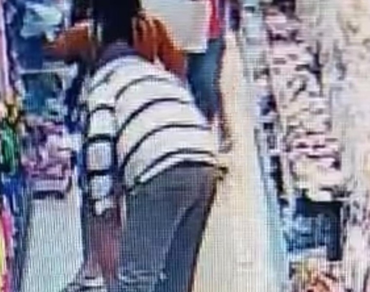 Homem é flagrado tentando filmar e tirar fotos de jovem em loja no Centro de Araraquara