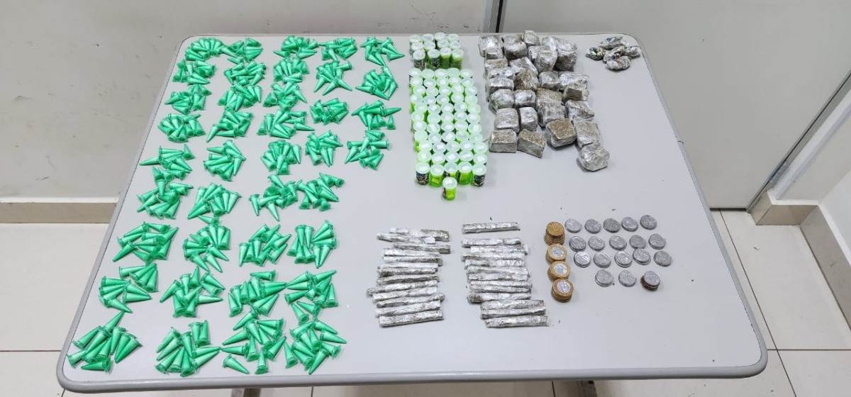Traficante é preso pela PM com 390 pinos de cocaína no Residencial dos Oitis