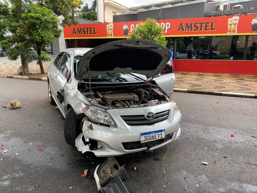 Colisão entre dois carros termina em capotamento e deixa casal ferido na Avenida Bento de Abreu