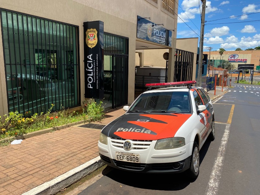 Homem é rendido e roubado por trio armado com faca enquanto caminhava no Carmo