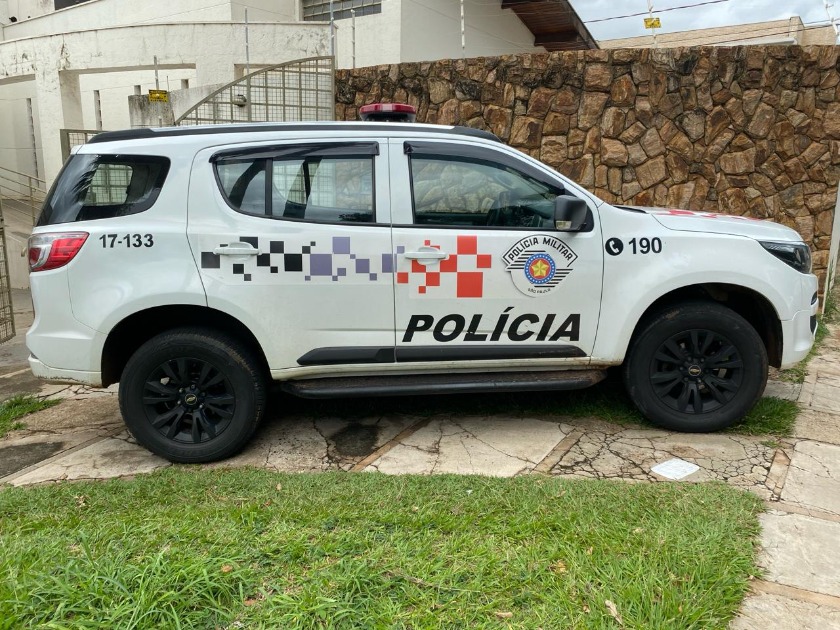 Homem é preso após agredir a esposa com socos e chutes no Jardim Del Rey