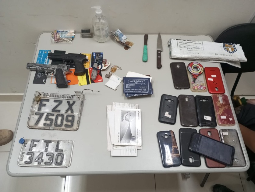 Homem é detido com simulacros de arma, facas e vários objetos no Centro de Araraquara