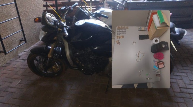 PM recupera moto roubada e apreende produtos provenientes do tráfico na Vila Furlan
