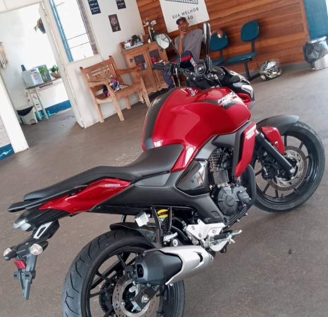 Irmão recupera moto que foi roubada de mulher em área de mata no Jardim Victório de Santi