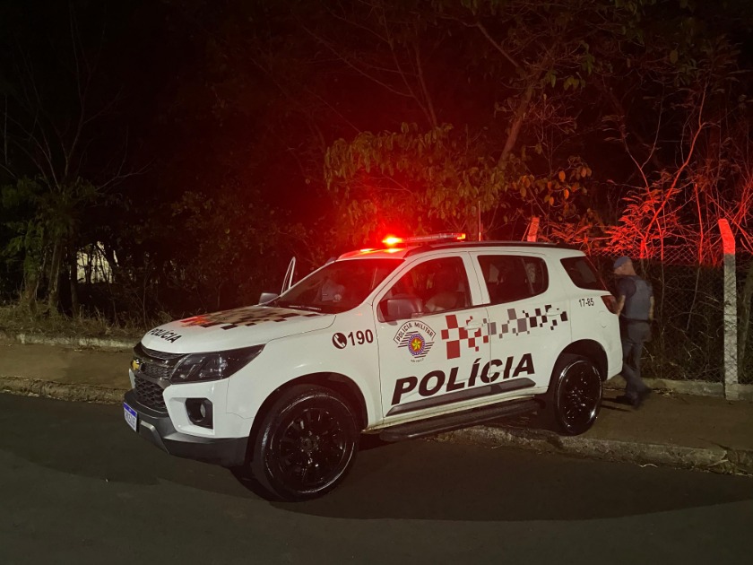 Ladrão armado rende dois homens e rouba carro, carteira e celular no Jardim Brasil