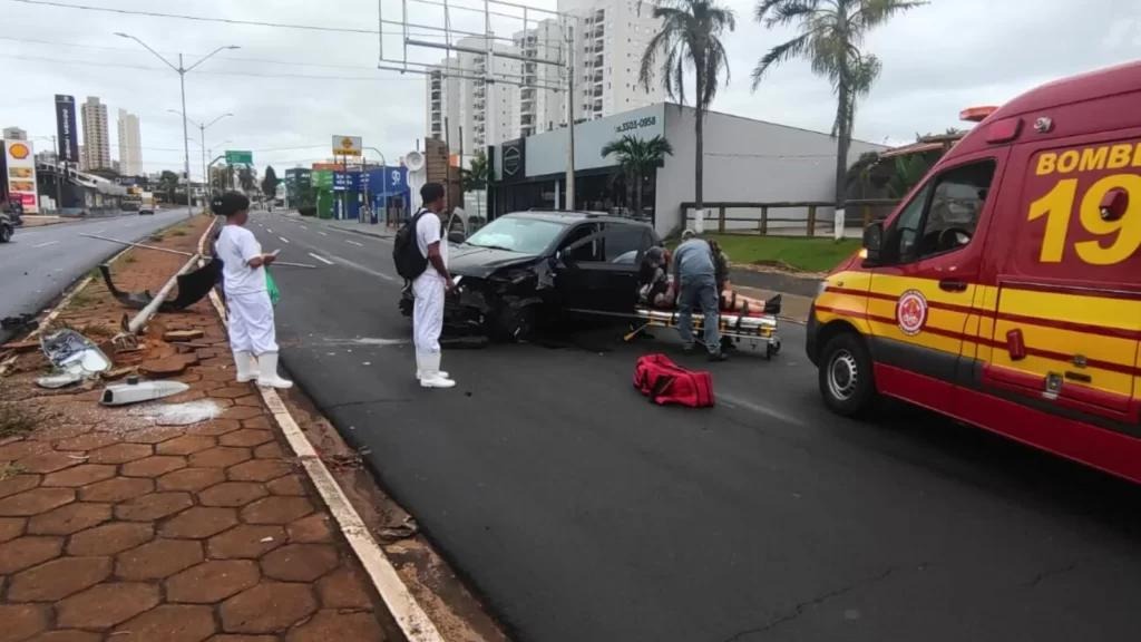 Acidente na Via Expressa deixa motorista ferido; carro rodou na via e derrubou poste