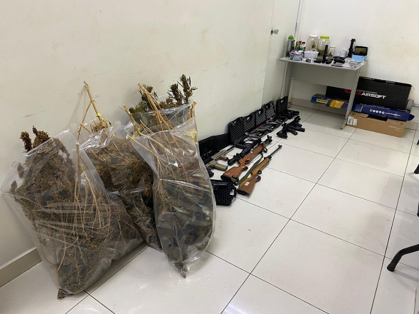 Homem tem surto psicótico, agride mãe e é preso com armas, munições e drogas em Araraquara