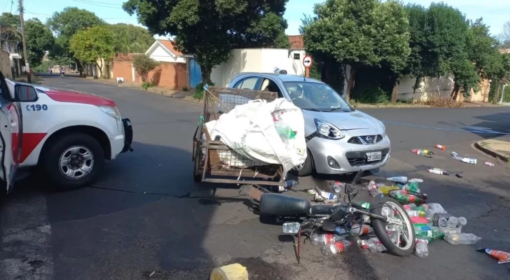 Colisão entre carro e mobilete deixa coletor de recicláveis ferido no Santa Angelina