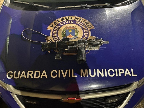 Homem é detido em Araraquara após apontar arma de brinquedo para GCM