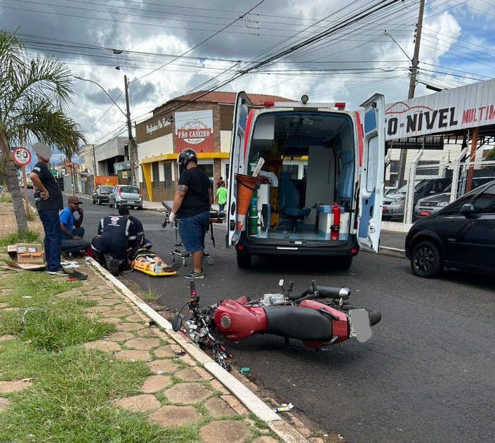 Colisão entre carro e moto deixa motociclista ferido na Avenida Vaz Filho