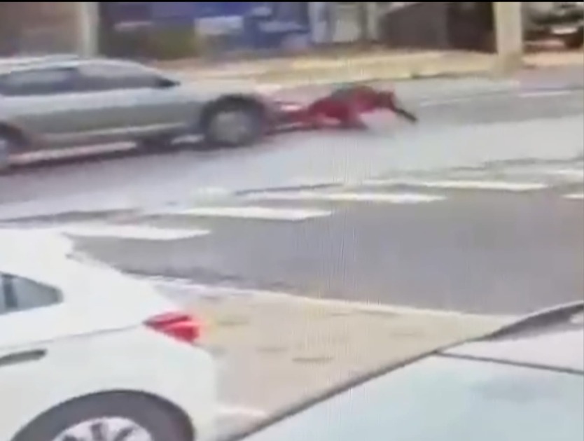 Imagens Chocantes: Motociclista é atropelado duas vezes por carro em Araraquara