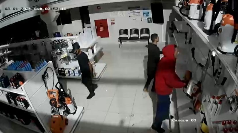 VÍDEO: Trio invade cooperativa agrícola e furta mais de R$ 40 mil em ferramentas no Jardim das Flores