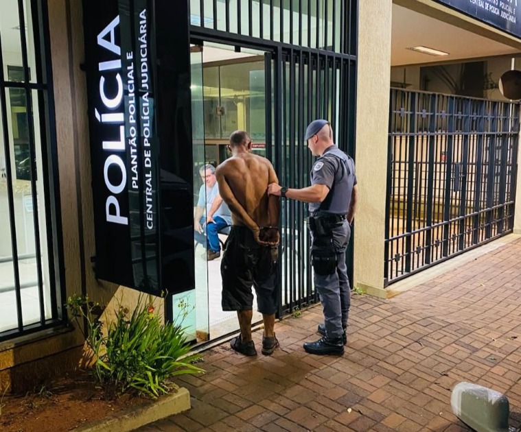 Ladrão é flagrado escondido dentro de closet durante tentativa de furto no Centro de Araraquara