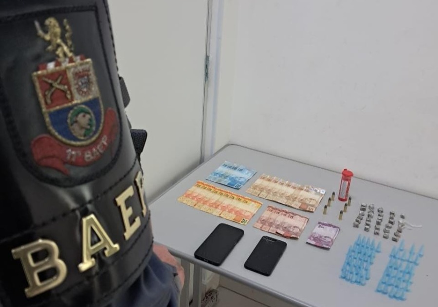 BAEP prende jovens com drogas e dinheiro no Jardim Adalberto Roxo