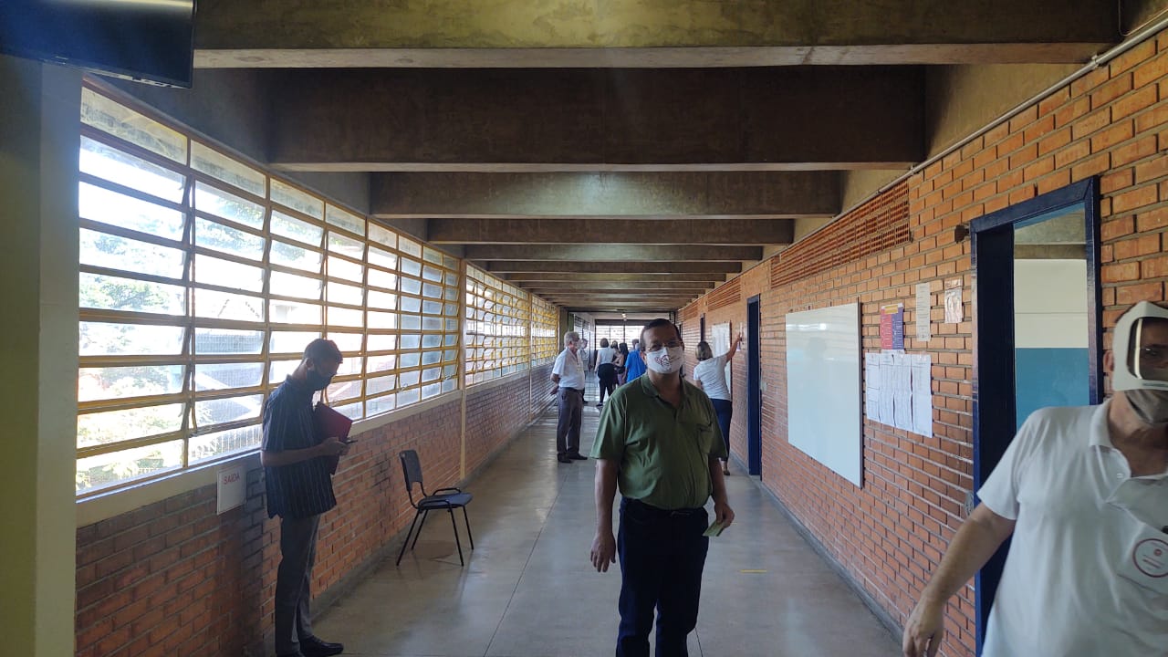 Votação em Araraquara começa com fila nas escolas