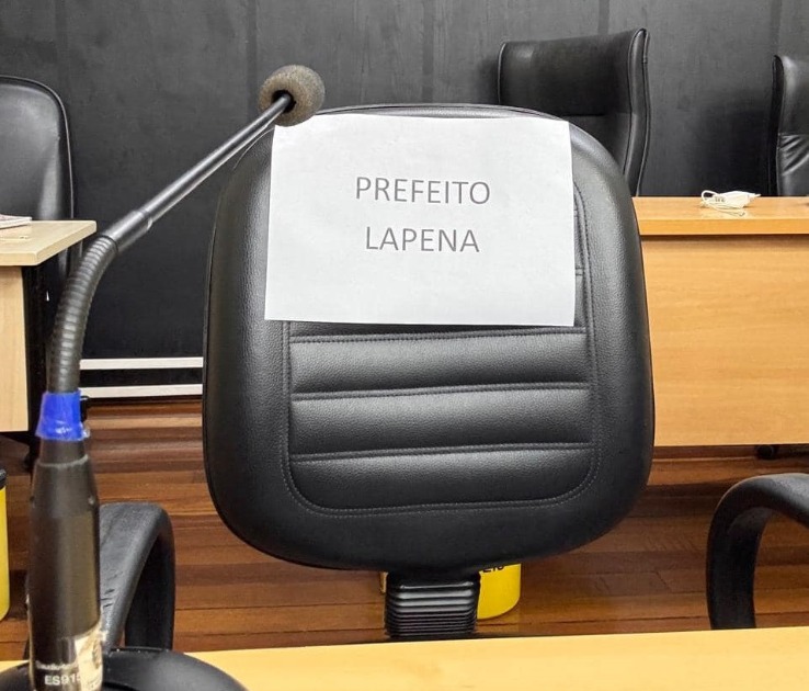 Prefeito Lapena e autoridades ausentes em audiência sobre transporte e merenda escolar em Araraquara