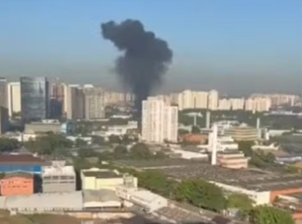 Avião de pequeno porte cai em São Paulo, mata duas pessoas e atinge veículos na pista