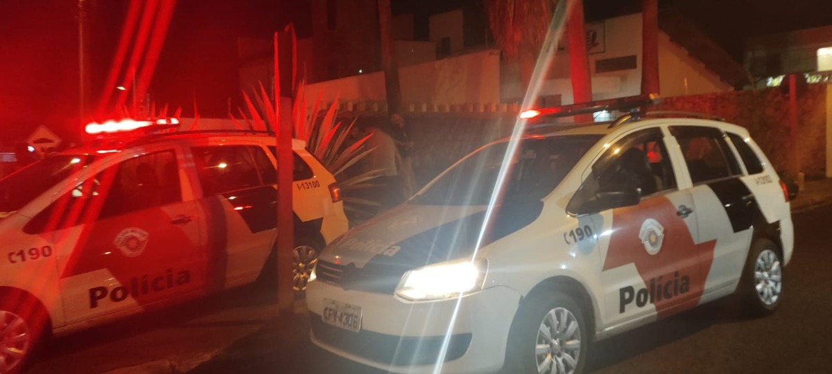 Homem com tatuagem 'fé' assalta padaria em Araraquara e foge levando R$ 1,3 mil