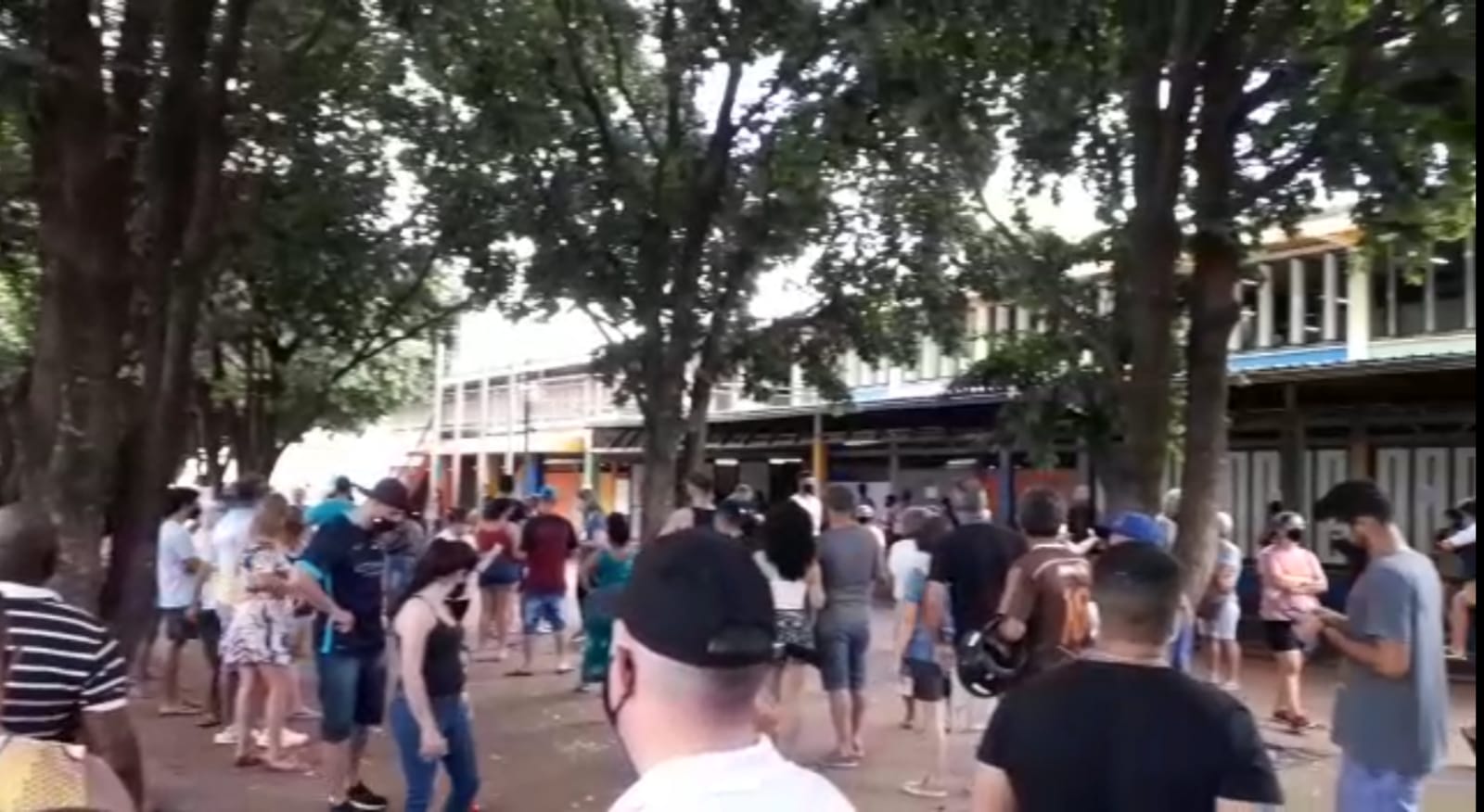 Eleitores reclamam de longas filas para votar em Araraquara
