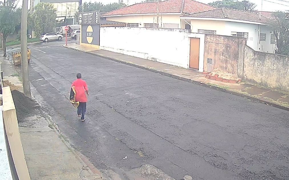 VÍDEO: Homem chama no portão, confirma casa vazia e furta TV em Araraquara