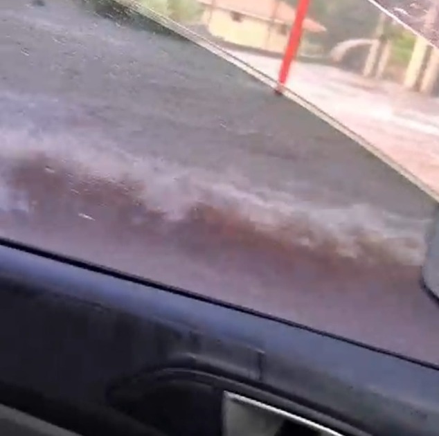 AGORA: Chuva provoca alagamentos e estragos em Araraquara