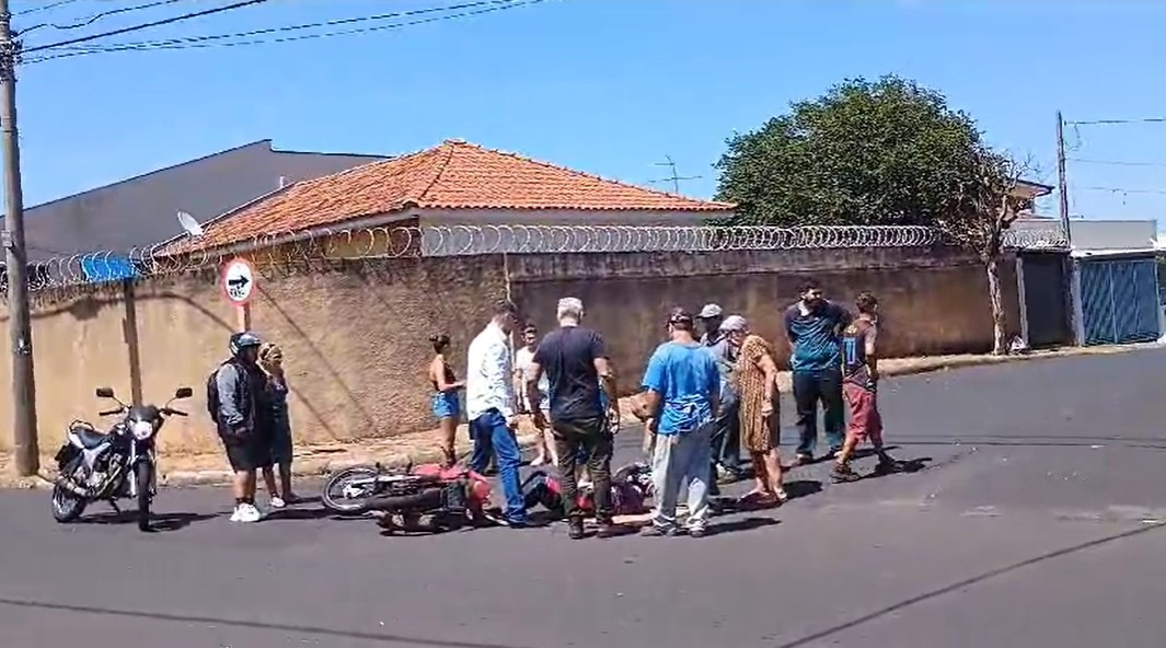 Prefeito de Araraquara, dr. Lapena, socorre vítima de acidente de moto no meio da rua