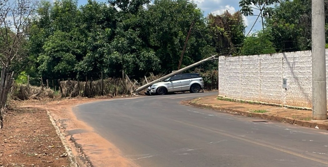 Carro de luxo arranca poste em colisão no Jardim Brasília em Araraquara