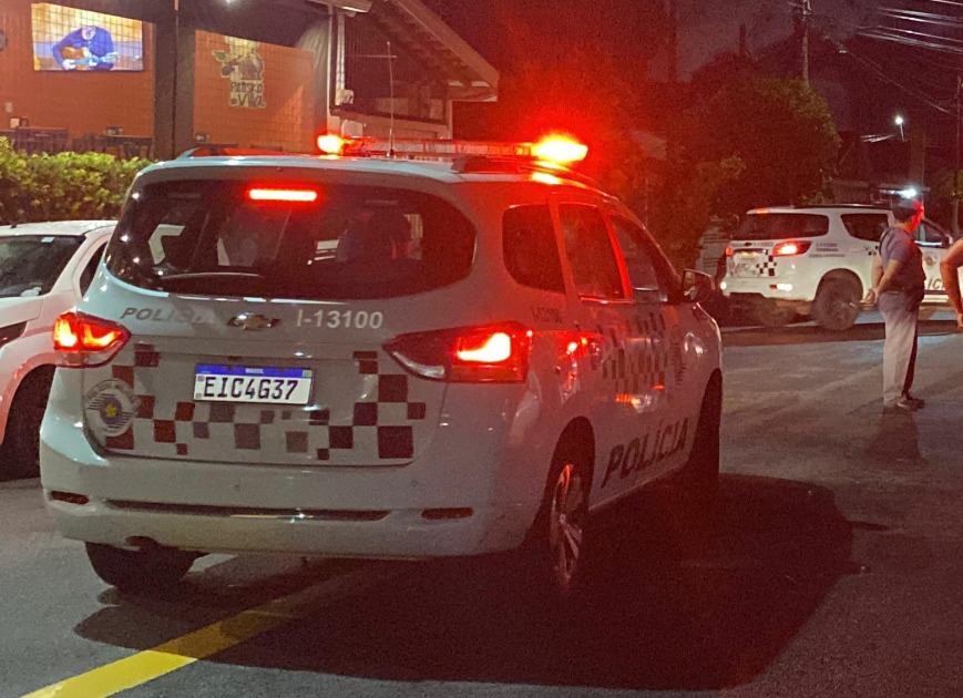 Homem agride mulher e faz ameaças com faca antes de ir preso