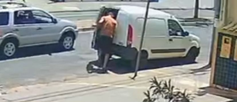 VÍDEO: Ladrão é flagrado furtando celular em veículo no Jardim América